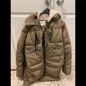 The super popular Amazon parka! Great condition